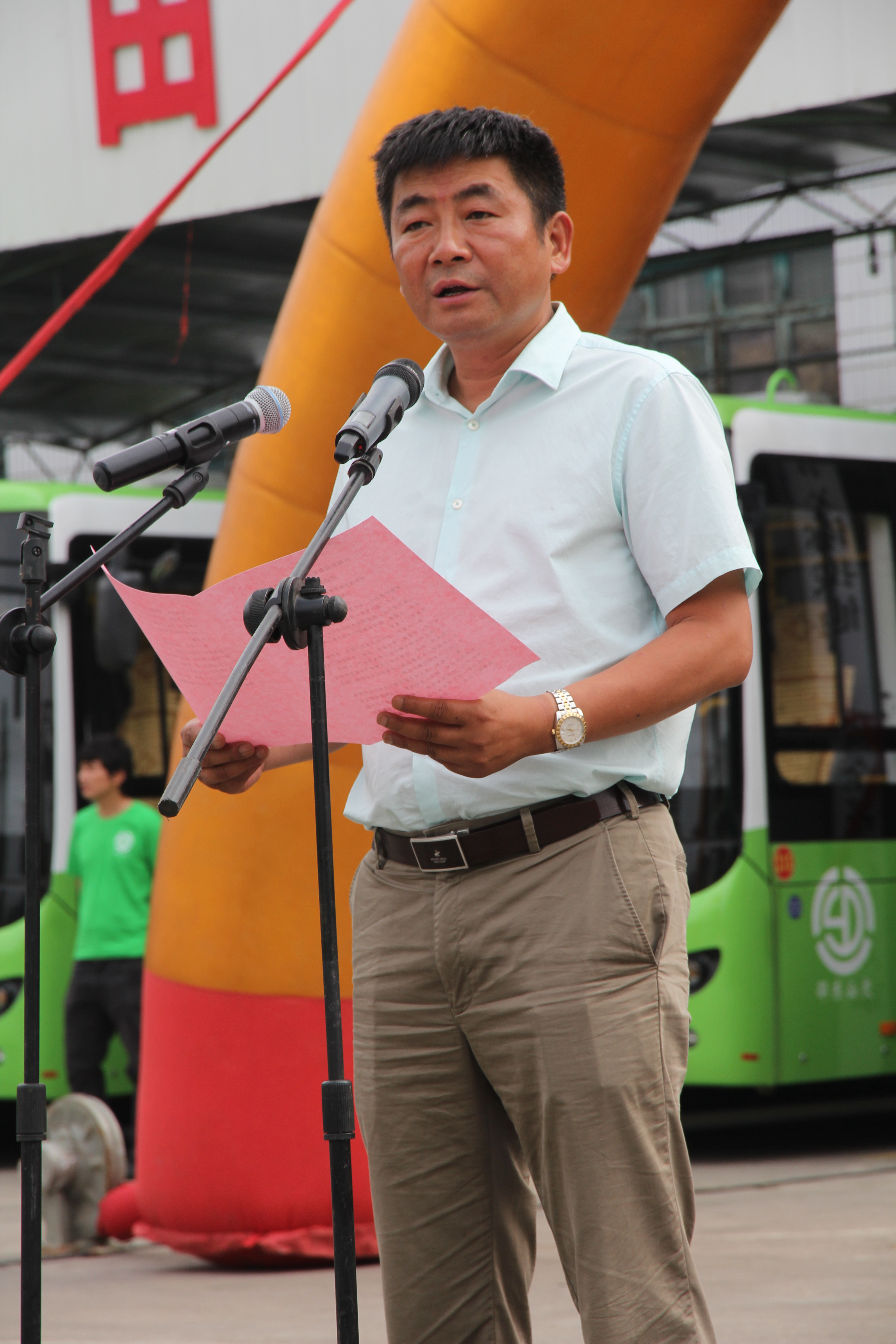 圖為純電動(dòng)公交車整裝待發(fā)。圖為市民在試乘純電動(dòng)公交車
