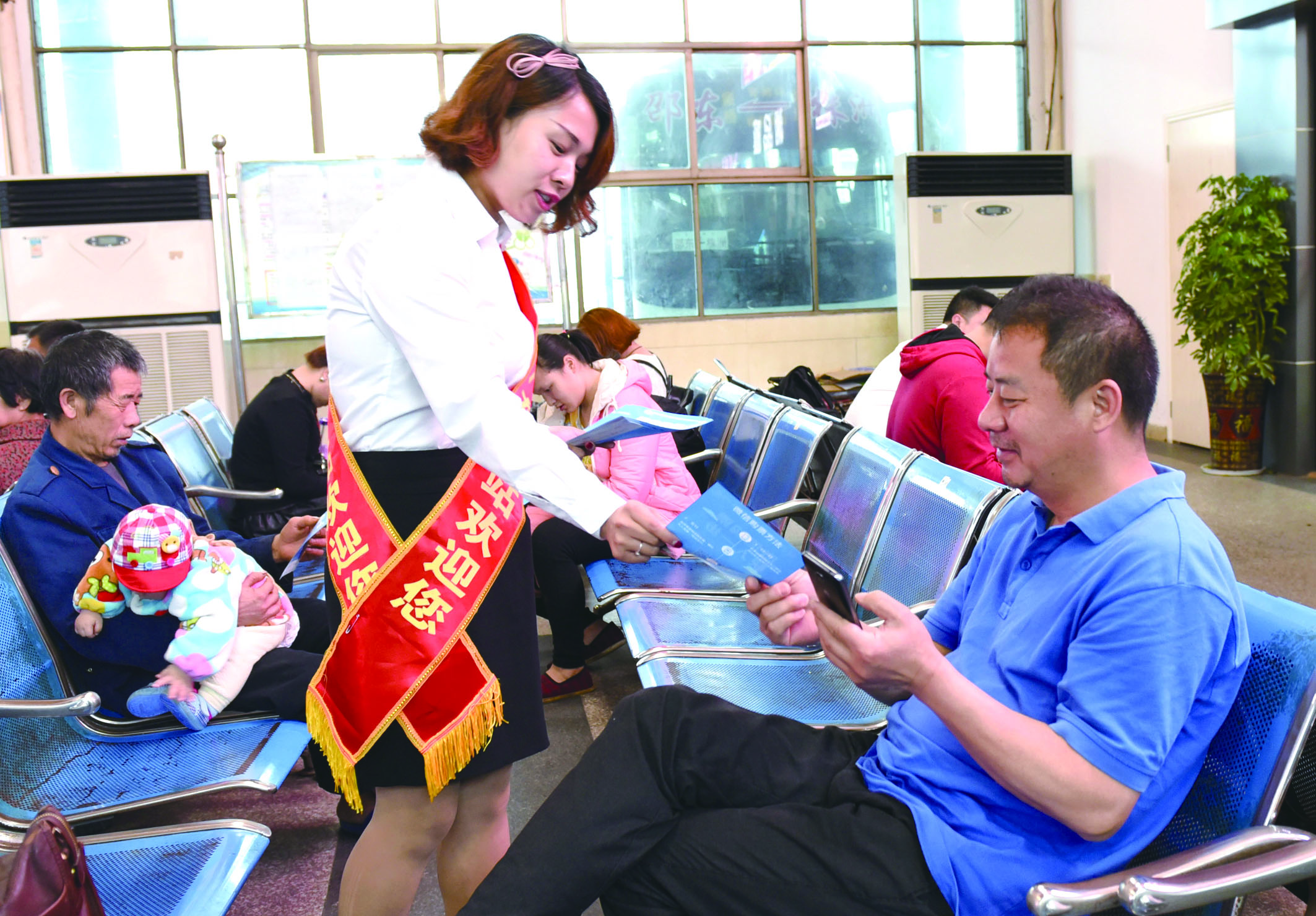 4月21日，邵東汽車西站工作人員在向旅客推介互聯(lián)網(wǎng)+站+車+客平臺(tái)的推廣應(yīng)用與購(gòu)票實(shí)名制宣傳。
