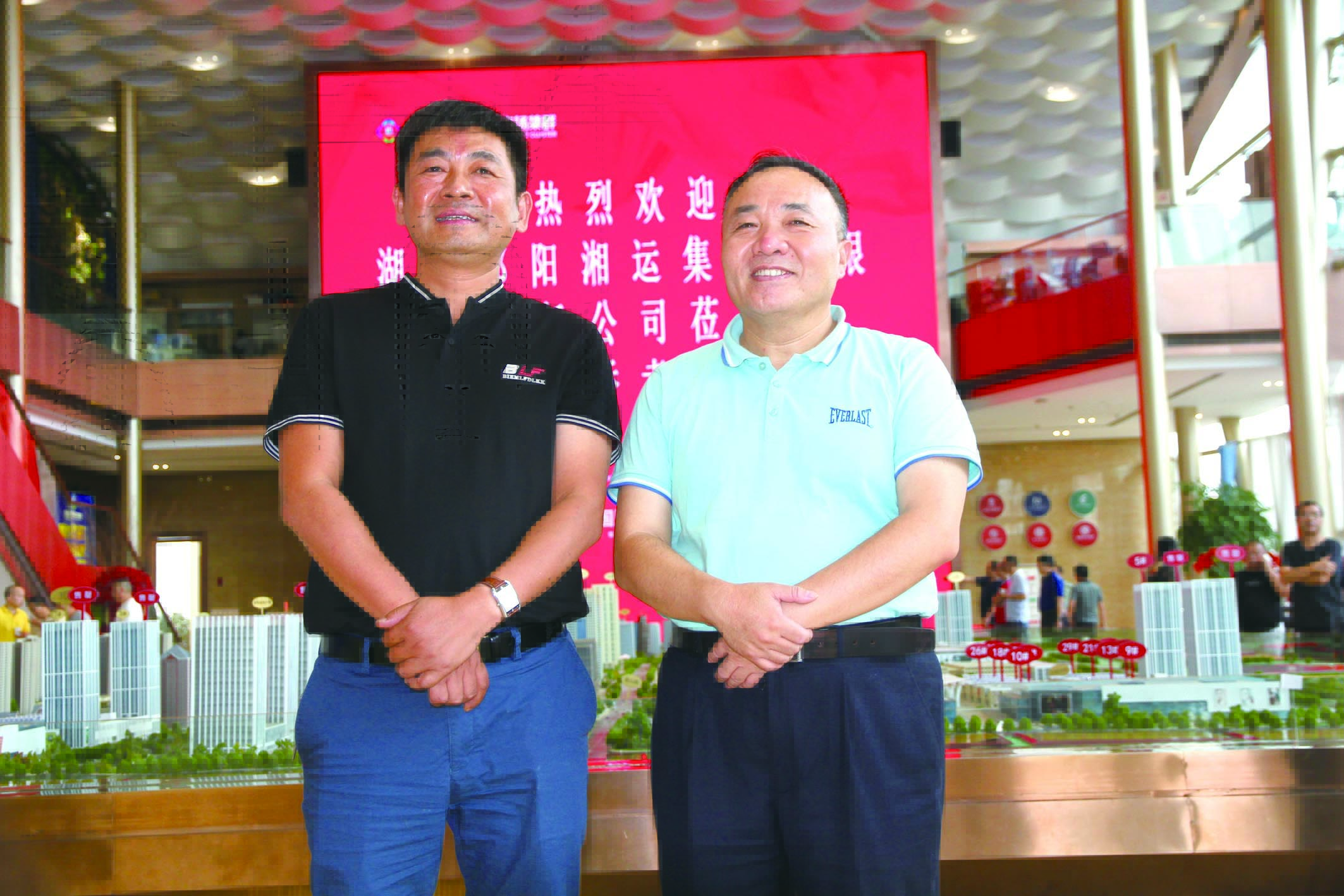傅勝龍董事長（右）在長沙會見王宏波董事長（左）。