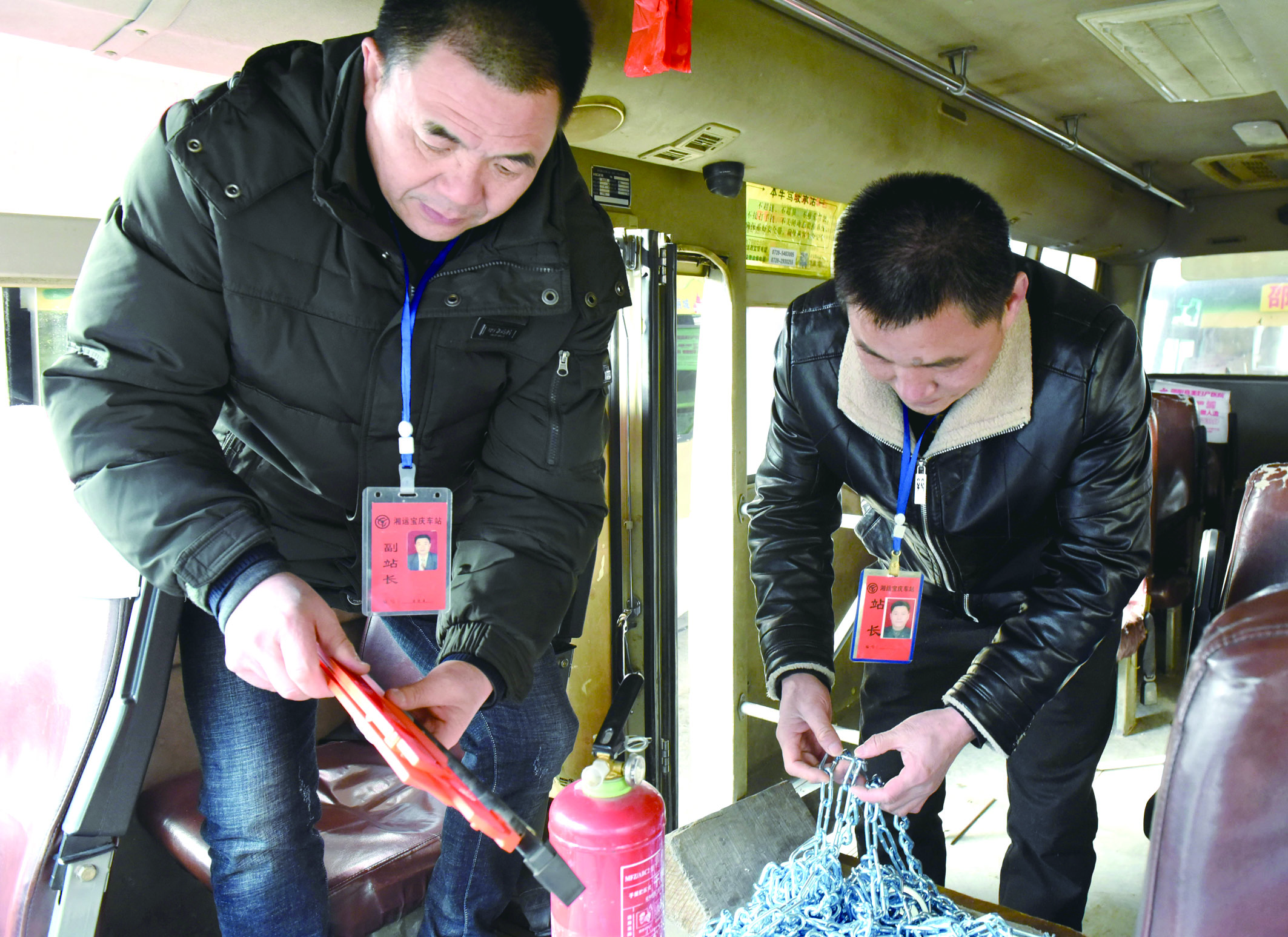2月8日，市寶慶汽車站工作人員正在營運車上檢查應急設施及器材是否齊全有效