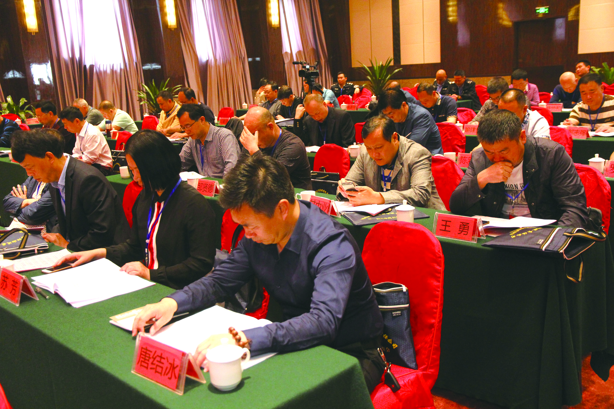 圖為第一屆五次股東代表在認真聽取工作報告。