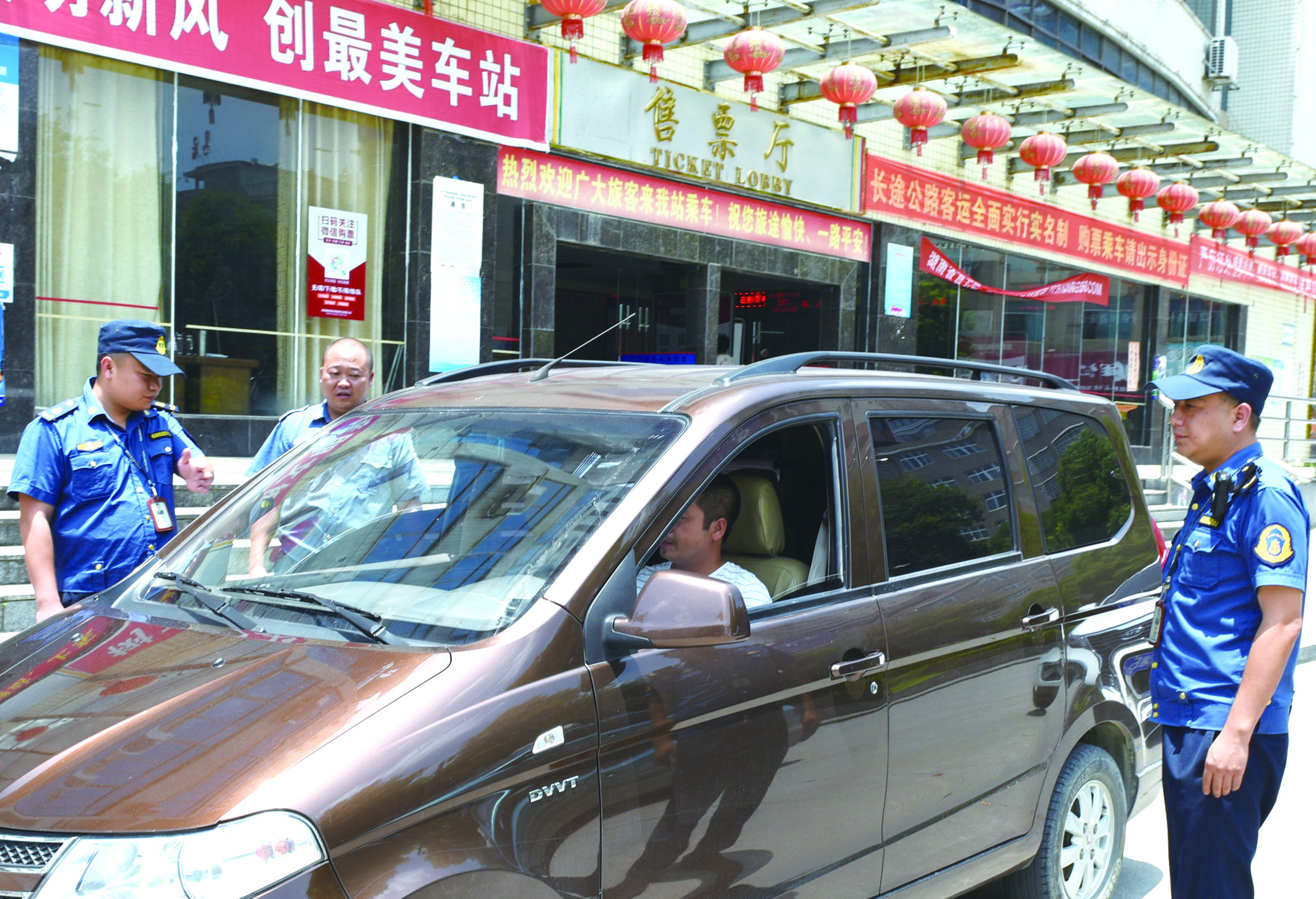 7月10日，洞口縣黃橋鎮(zhèn)副鎮(zhèn)長(zhǎng)謝揚(yáng)標(biāo)（右）在黃橋汽車站檢查營(yíng)運(yùn)客車安全檢查情況。近段時(shí)間以來(lái)，黃橋汽車站全面排查交通安全等方面存在的安全隱患，并及時(shí)予以整改到位，做到防患于未然，確保安全生產(chǎn)工作萬(wàn)無(wú)一失。據(jù)了解，今年上半年已消除交通安全隱患10余起。  李祖冠    攝影報(bào)道 