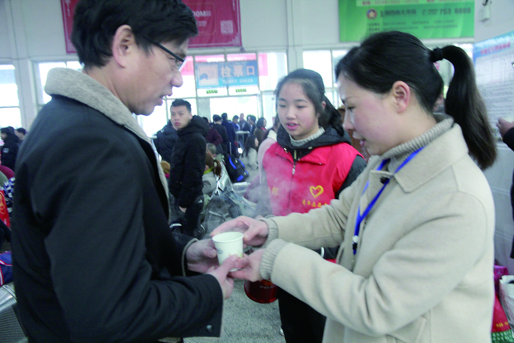 母女服務(wù)春運(yùn) 2月13日，記者在新邵分公司汽車(chē)站看到，該分公司安全科副科長(zhǎng)李喜梅與其在新邵一中初中部1701班就讀女兒劉嘉怡在車(chē)站擔(dān)當(dāng)志愿者。李喜梅在候車(chē)室耐心為旅客釋疑解惑，劉嘉怡為旅客遞上一杯杯熱茶，有時(shí)母女也相互合作，其樂(lè)融融。 祖冠 攝影報(bào)道