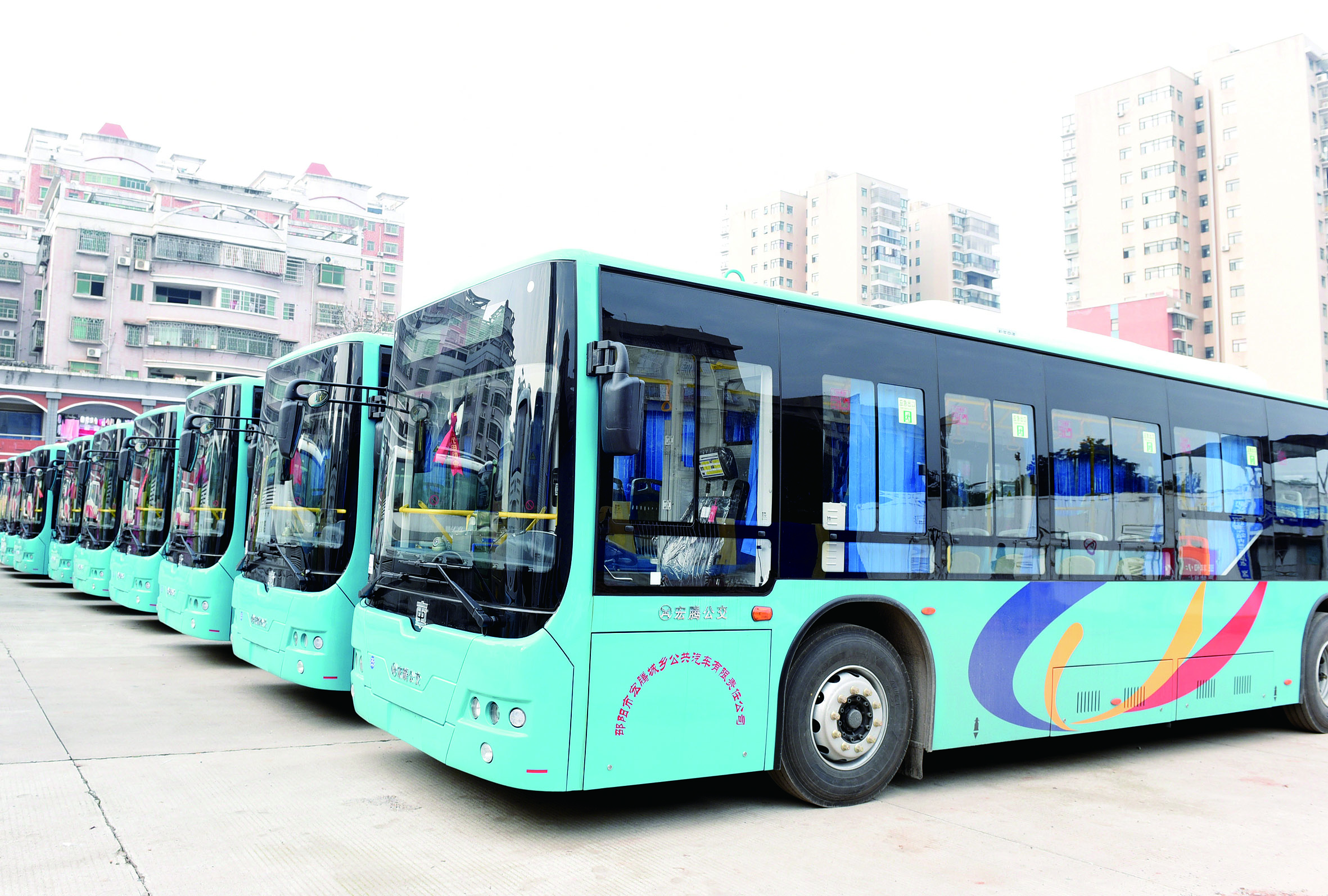 2月26日，筆者在宏騰城鄉(xiāng)公共汽車公司偌大的停車坪見到，其30輛公交車輛成一字型排列整裝待發(fā)。