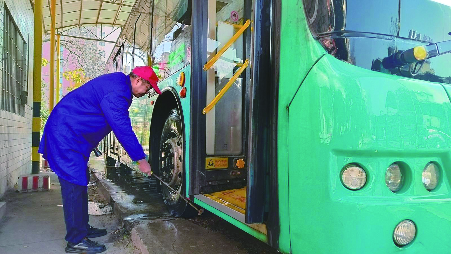 春運首日，我司各汽車站以熱情服務—— 讓乘客臉上多一份笑容